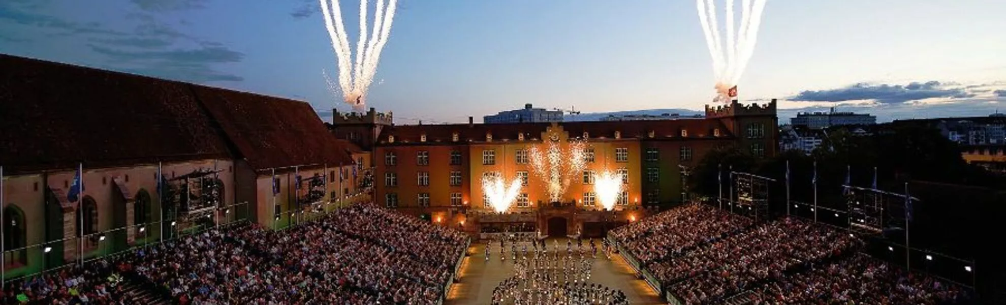 Abendliche Parade beim Basel Tattoo - © Basel Tattoo