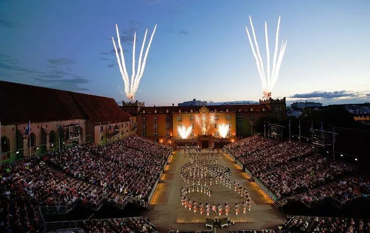 Abendliche Parade beim Basel Tattoo - © Basel Tattoo