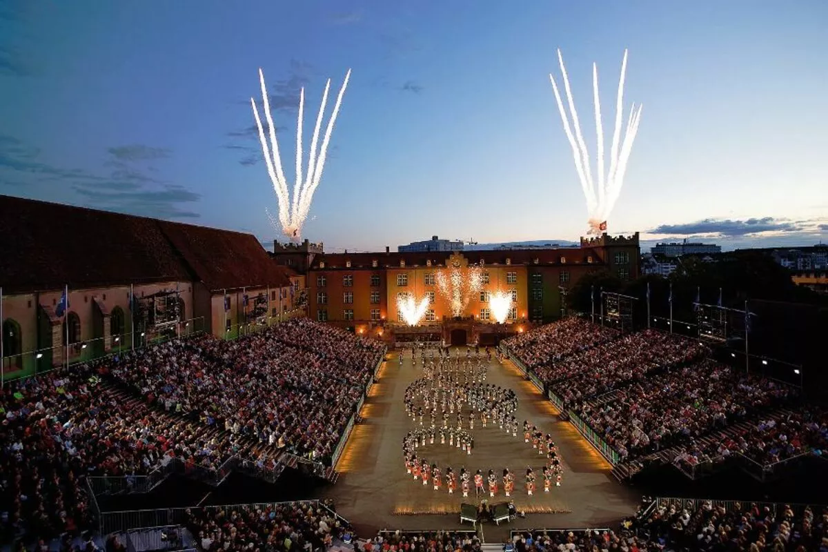 Abendliche Parade beim Basel Tattoo - © Basel Tattoo