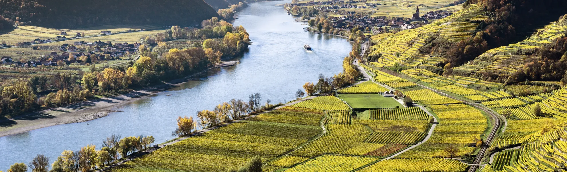 Die liebliche Wachau mit der Donau - © Gert Lanser - stock.adobe.com