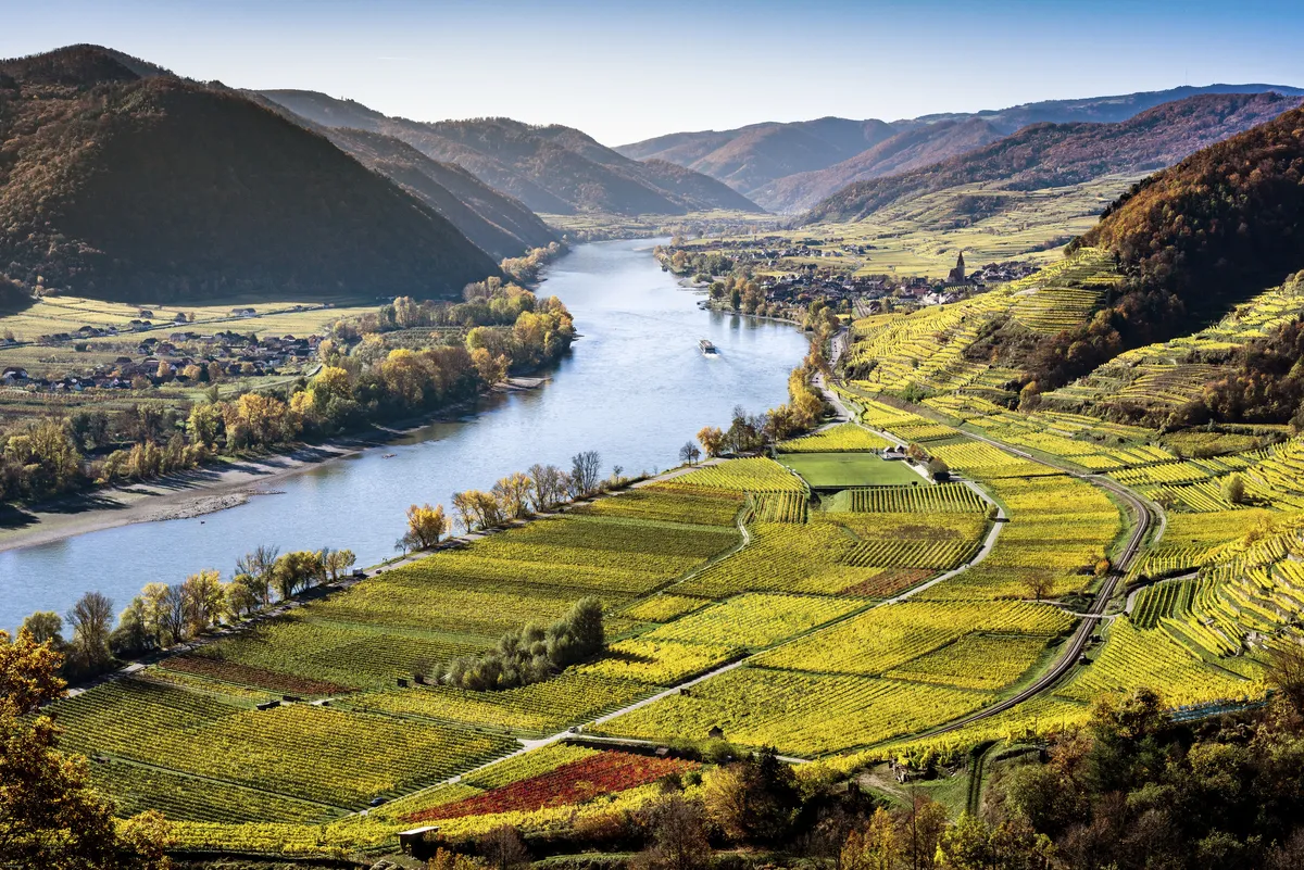 Die liebliche Wachau mit der Donau - © Gert Lanser - stock.adobe.com