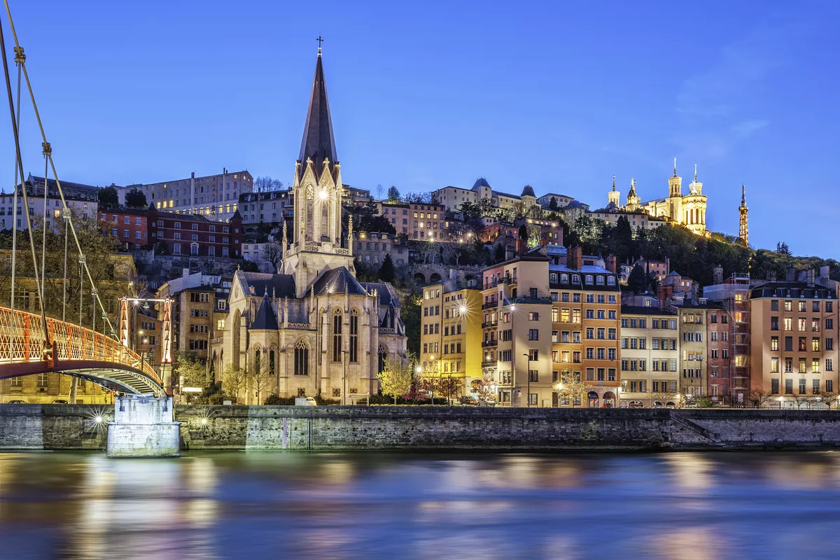 Vieux-Lyon mit Saône und Kathedrale La Fourvière - © shutterstock_167845649