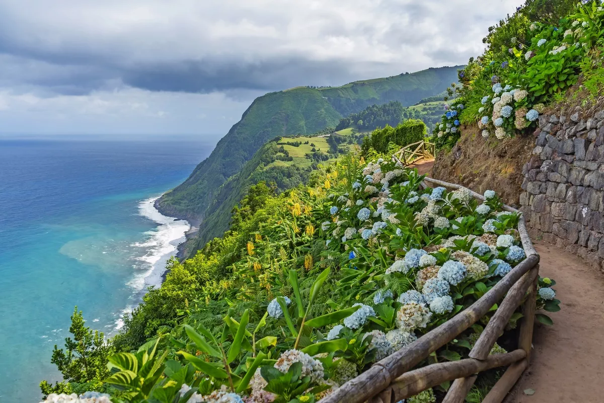 Küstenwege auf der Insel São Miguel in den Azoren, Portugal - © Francesco Bonino - stock.adobe.com