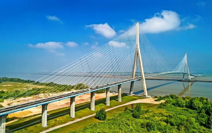 © Leonid Andronov - stock.adobe.com - Schrägseilbrücke Pont de Normandie zwischen Le Havre und Honfleur