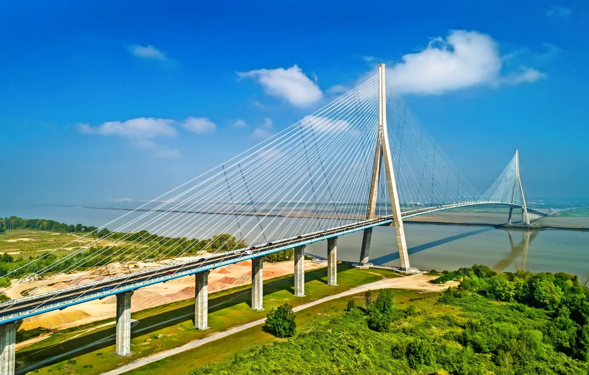 Schrägseilbrücke Pont de Normandie zwischen Le Havre und Honfleur - © Leonid Andronov - stock.adobe.com