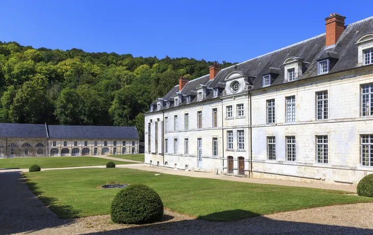 © jefwod - stock.adobe.com - Abtei Saint-Wandrille