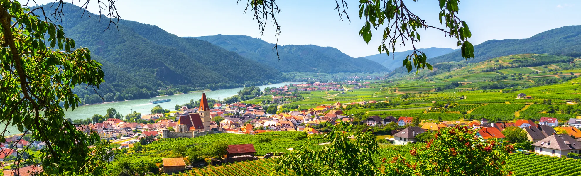 Die liebliche Wachau mit der Donau - © pyty - stock.adobe.com