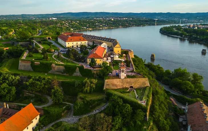 Luftaufnahme der Festung Petrovaradin und der Stadt Novi Sad