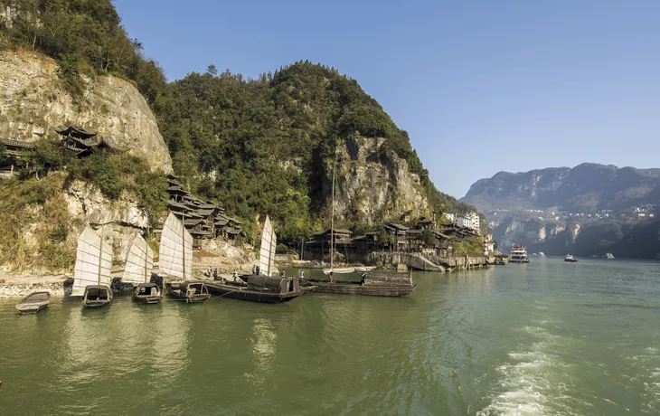 Three Gorges Tribe Scenic Spot along the Yangtze River; located  - © cacaroot - Fotolia