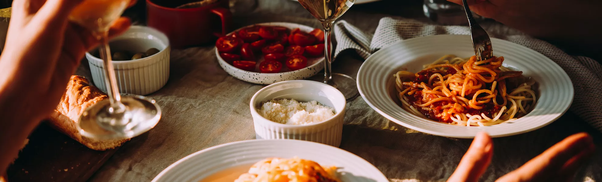 Abendessen mit Wein - © FornStudio - stock.adobe.com