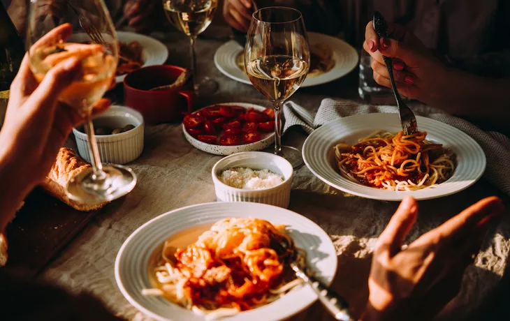 Abendessen mit Wein - © FornStudio - stock.adobe.com