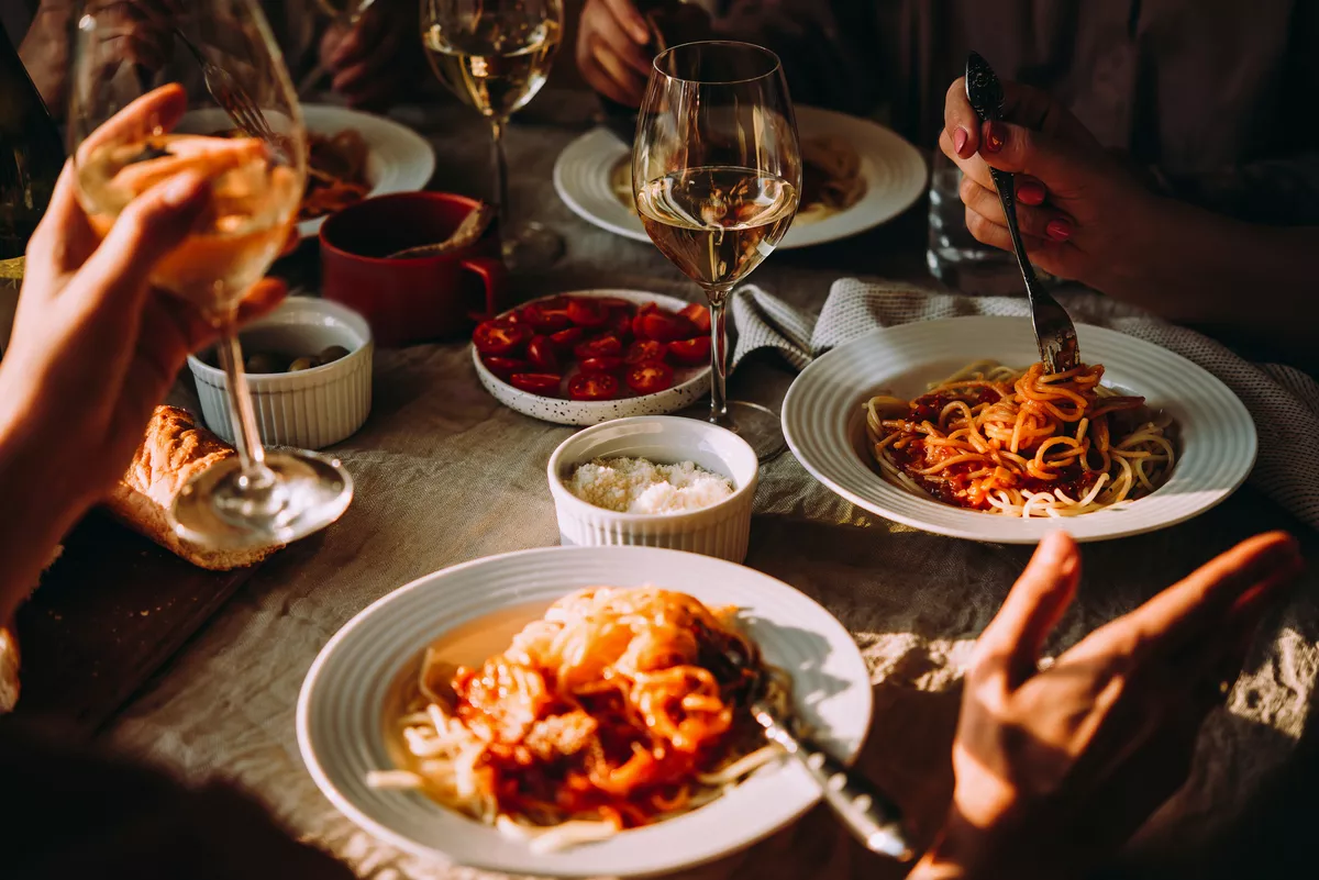 Abendessen mit Wein - © FornStudio - stock.adobe.com
