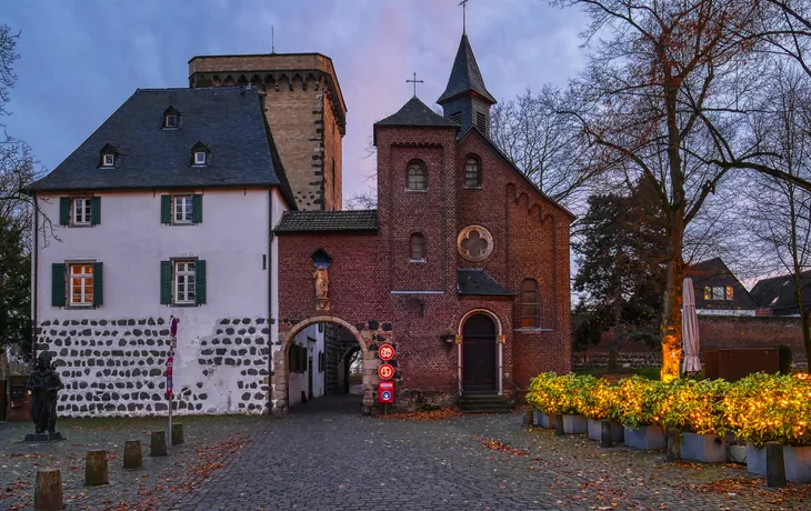 © hespasoft - stock.adobe.com - historisches Stadttor von Zons