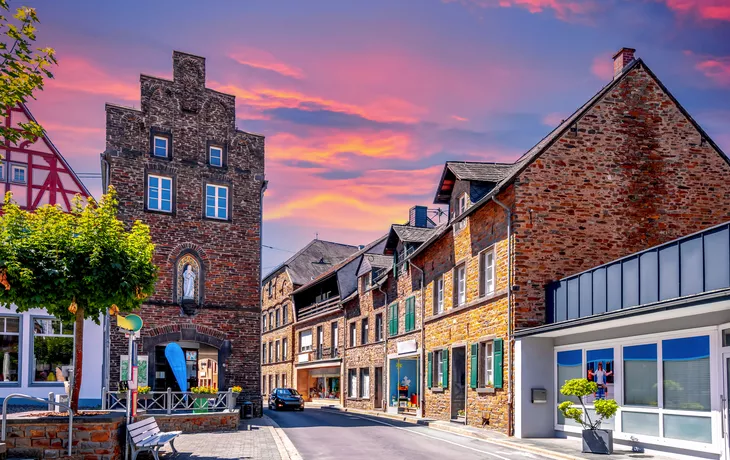 © Sina Ettmer - stock.adobe.com - Marktplatz von Treis-Karden
