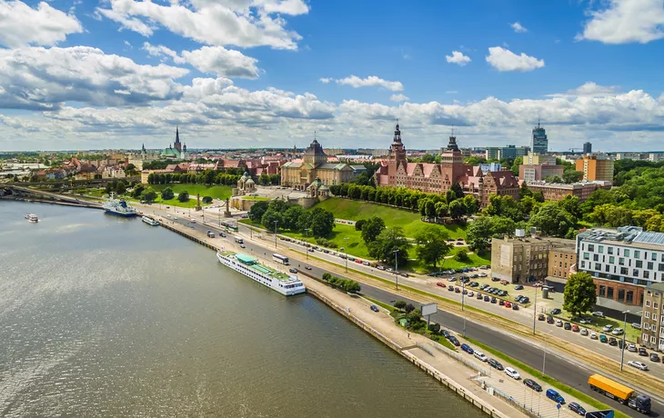 Stettin – die Chrobry-Uferpromenade und das Ufer der Oder. - © art08 - stock.adobe.com