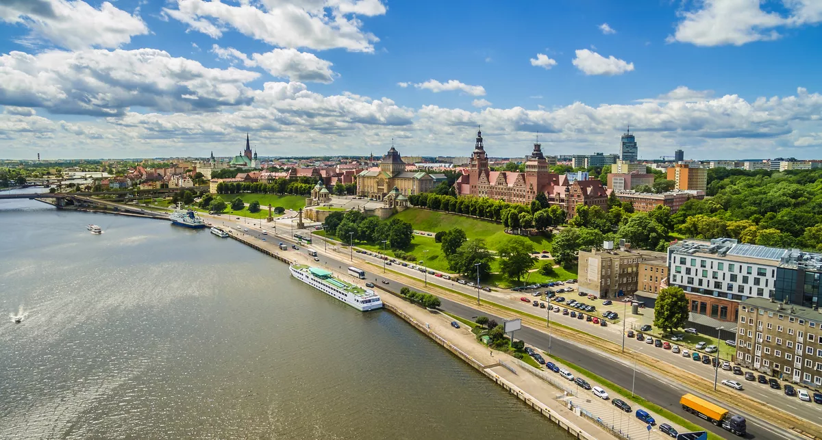 Stettin – die Chrobry-Uferpromenade und das Ufer der Oder. - © art08 - stock.adobe.com