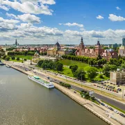 Stettin – die Chrobry-Uferpromenade und das Ufer der Oder.