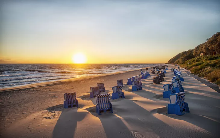 © Patrick - stock.adobe.com - Schatten von Strankörben beim Sonnenaufgang am Strand von Usedom