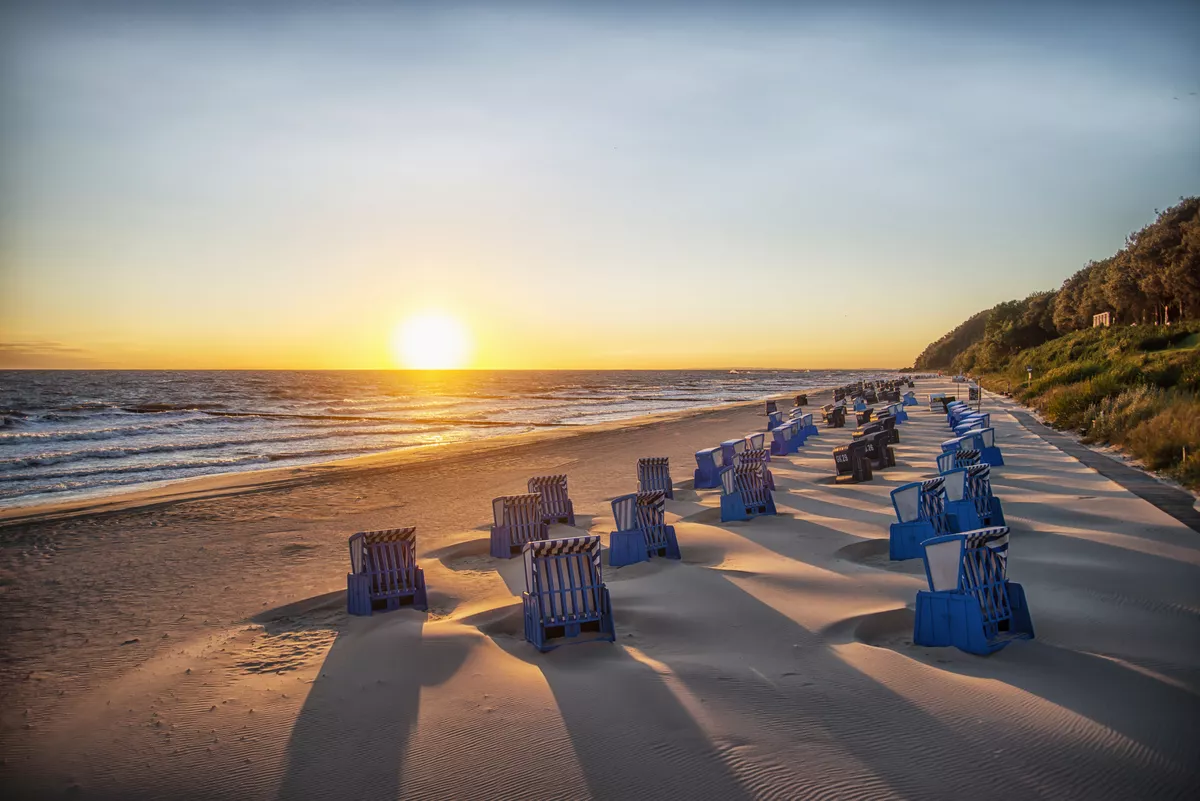 Schatten von Strankörben beim Sonnenaufgang am Strand von Usedom - © Patrick - stock.adobe.com