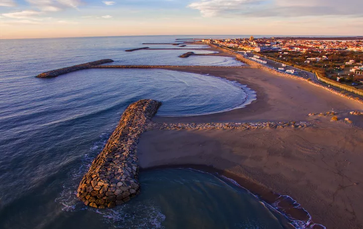 ©Marina - stock.adobe.com - Küstenlinie von Saintes-Maries-de-la-Mer in der Camargue