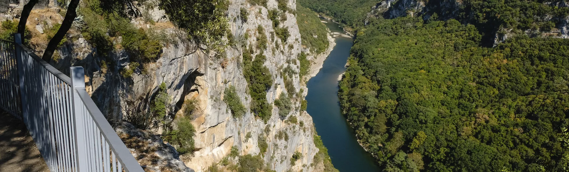 Aussicht von der Grotte de la Madeleine, Ardèche Schlucht - © Ganna Zelinska - stock.adobe.com