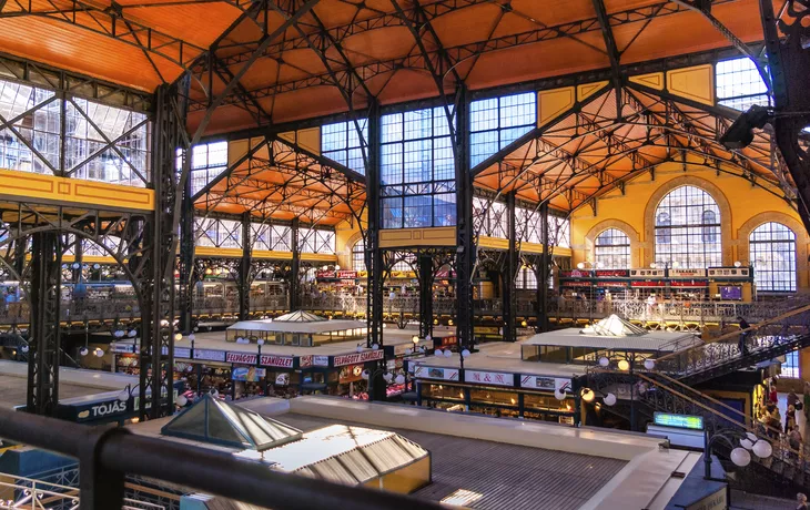 © LAMBERTOJESUS - stock.adobe.com - Markthalle in Budapest