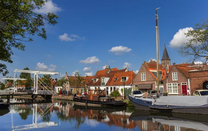 ©venemama - stock.adobe.com - Brücke und alte Schiffe am Kai in Edam in den Niederlanden