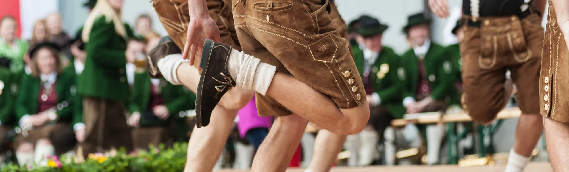 Schuhplattler bzw. Schuhplatteln: typisch im östlichen Alpenraum - ©Dieter Hawlan - stock.adobe.com