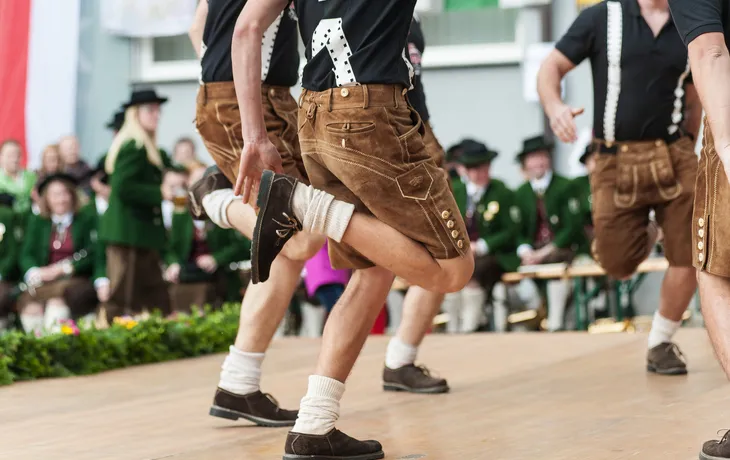 Schuhplattler bzw. Schuhplatteln: typisch im östlichen Alpenraum - ©Dieter Hawlan - stock.adobe.com