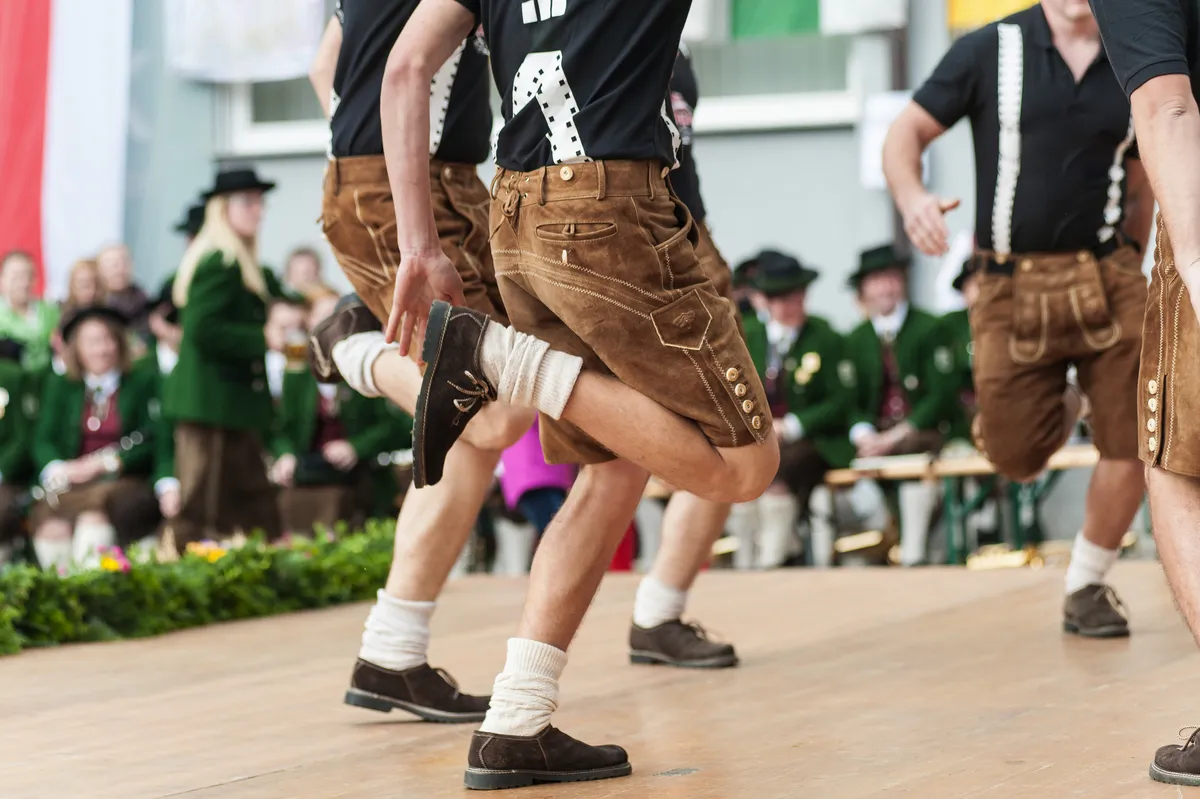 Schuhplattler bzw. Schuhplatteln: typisch im östlichen Alpenraum - ©Dieter Hawlan - stock.adobe.com