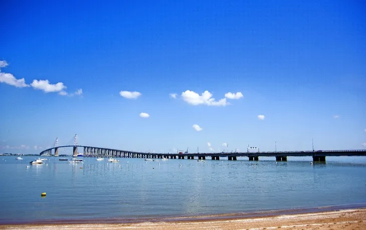 © altitudedrone - stock.adobe.com - Loire-Brücke von Saint Nazaire