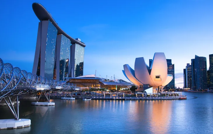 Marina Bay bei Nacht in Singapur - © Elena Ermakova - stock.adobe.com