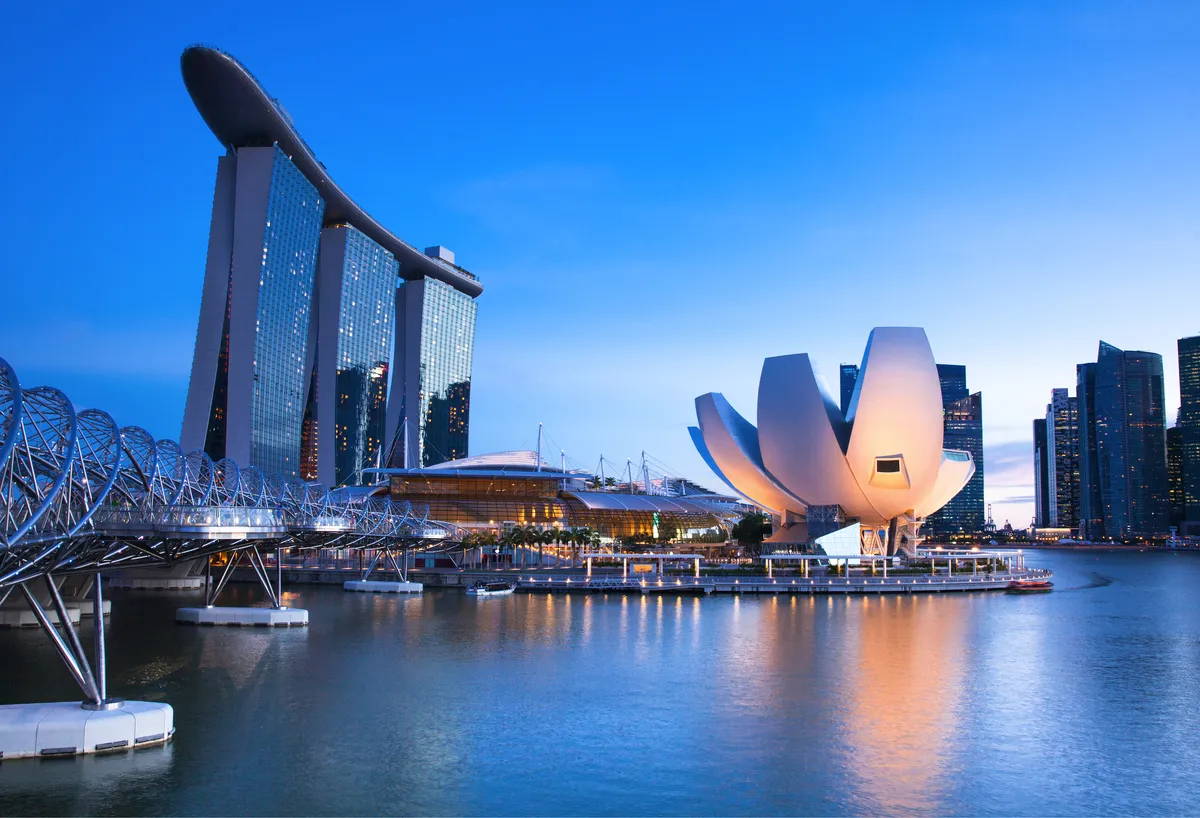 Marina Bay bei Nacht in Singapur - © Elena Ermakova - stock.adobe.com