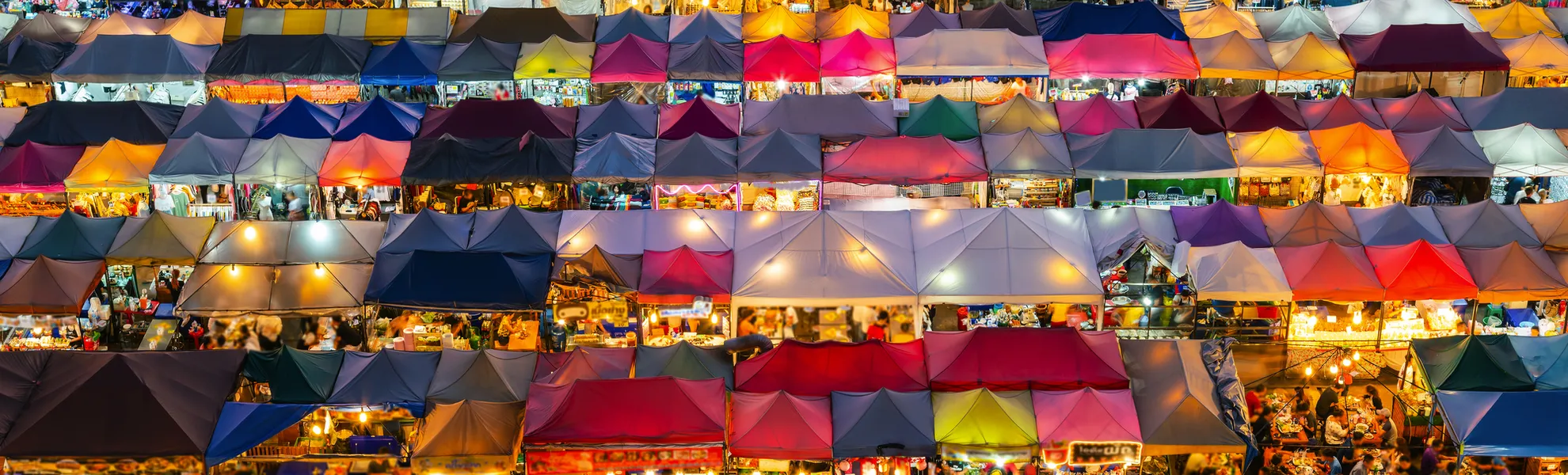Srinagarindra Train Night Market in Bangkok, Thailand - © pranodhm - stock.adobe.com