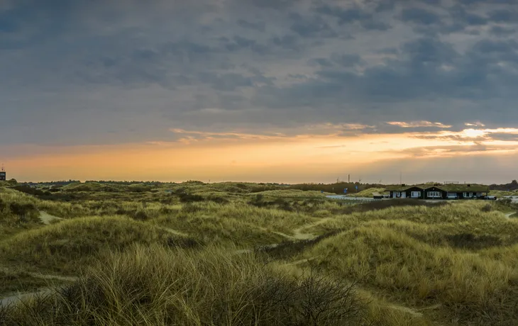Panorama-Blick auf die Küste mit dem berühmten grauen Leuchtturm von Skagen - Skagen Grå Fyr - © snapshotfreddy - stock.adobe.com