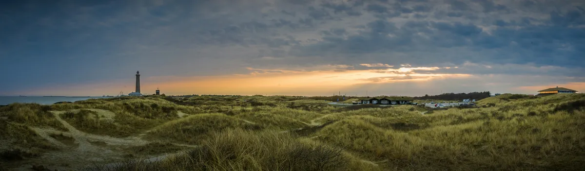 Panorama-Blick auf die Küste mit dem berühmten grauen Leuchtturm von Skagen - Skagen Grå Fyr - © snapshotfreddy - stock.adobe.com