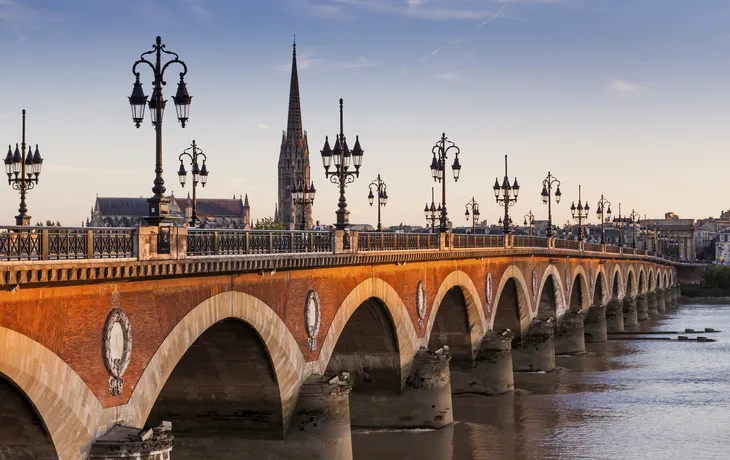 Pont de Pierre, Bordeaux - © shutterstock_240209116