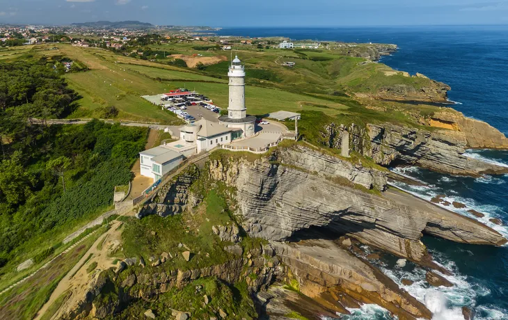 Luftaufnahme des Leuchtturms von Kap Mayor an der felsigen Küste von Santander, Spanien - © Mazur Travel - stock.adobe.com