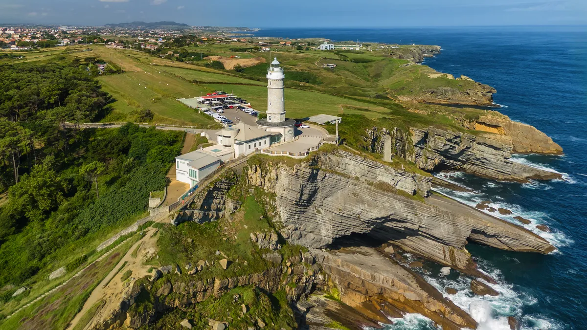Luftaufnahme des Leuchtturms von Kap Mayor an der felsigen Küste von Santander, Spanien - © Mazur Travel - stock.adobe.com