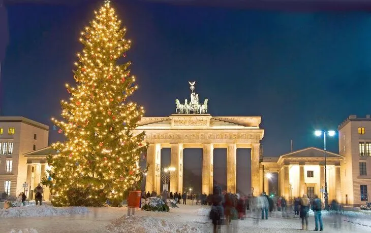 Weihnachtsbaum am Brandenburger Tor, Berlin - © flashpics - Fotolia