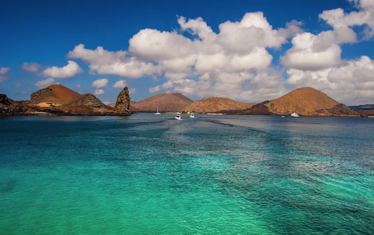 © Grispb - stock.adobe.com - Blick auf zwei Strände auf der Insel Bartolome auf den Galapagosinseln in Ecuador