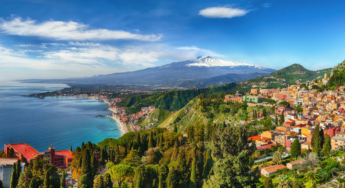 Taormina mit dem Vulkan Ätna im Hintergrund auf Sizilien, Italien - ©pilat666 - stock.adobe.com