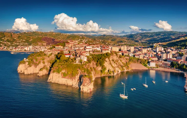 © Andrew Mayovskyy - stock.adobe.com - Hafen von Agropoli an der Cilentoküste