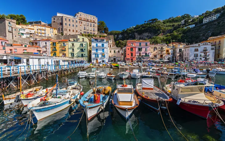 © GISTEL - stock.adobe.com - kleine Fischerboote im Hafen Marina Grande in Sorrent