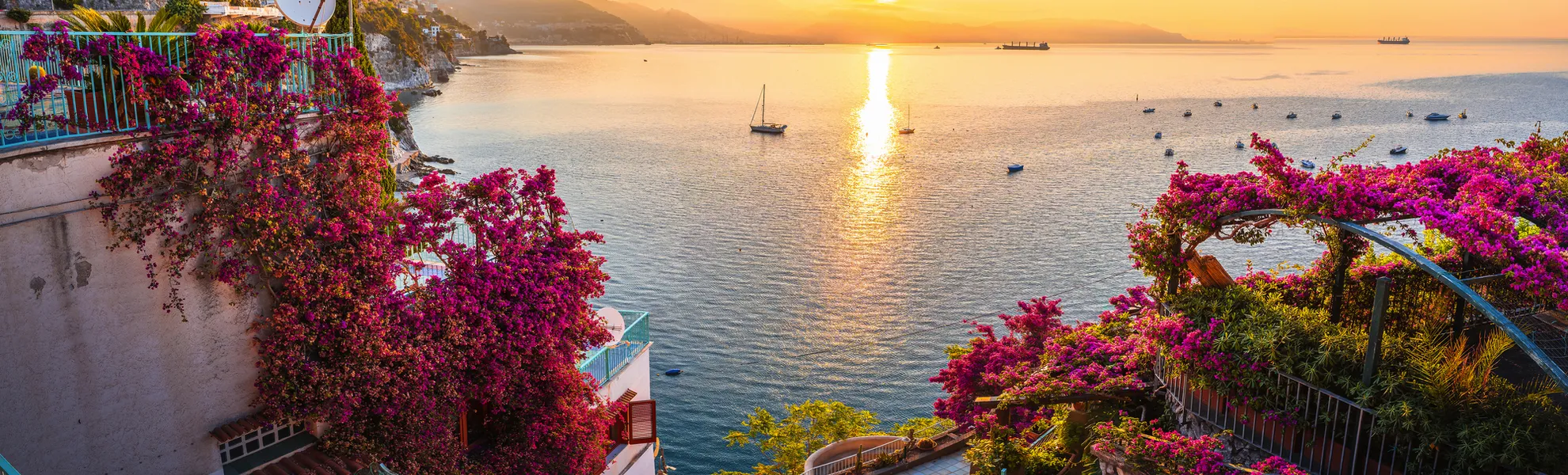 Sonnenaufgang an der Amalfiküste mit blühenden Bougainvillea und Meerblick. - © Balate Dorin - stock.adobe.com
