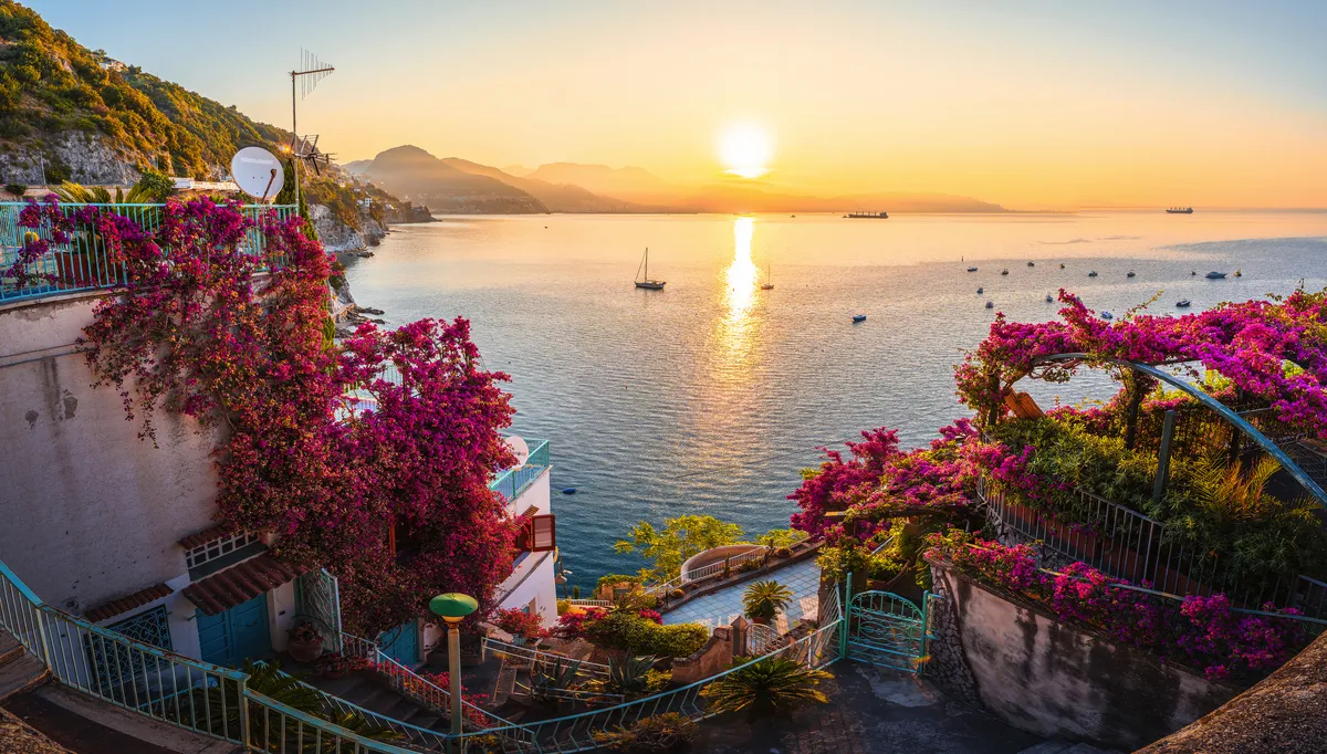Sonnenaufgang an der Amalfiküste mit blühenden Bougainvillea und Meerblick. - © Balate Dorin - stock.adobe.com
