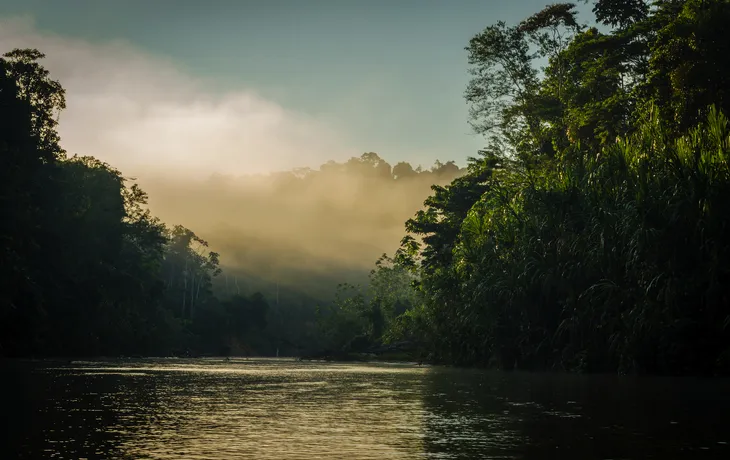 © Adriano - stock.adobe.com - Sonnenaufgang über dem Fluss Sheshea in Ucayali