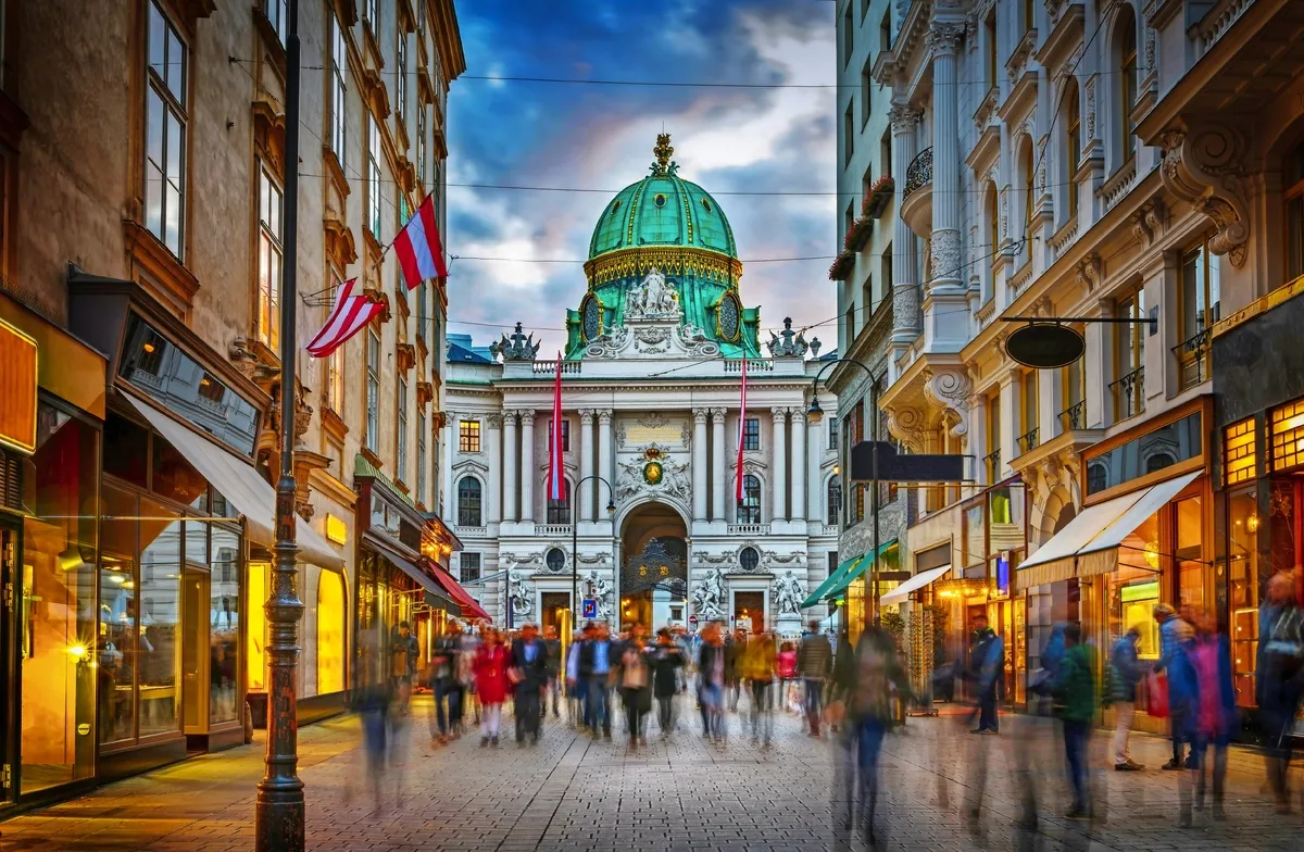 Herrengasse mit Blick auf die kaiserliche Hofburg in Wien - © Tryfonov - stock.adobe.com