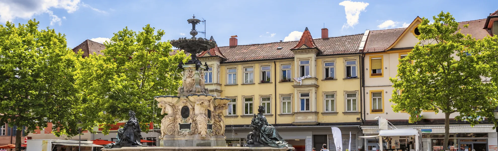 Schlossplatz in Erlangen - © Sina Ettmer - stock.adobe.com