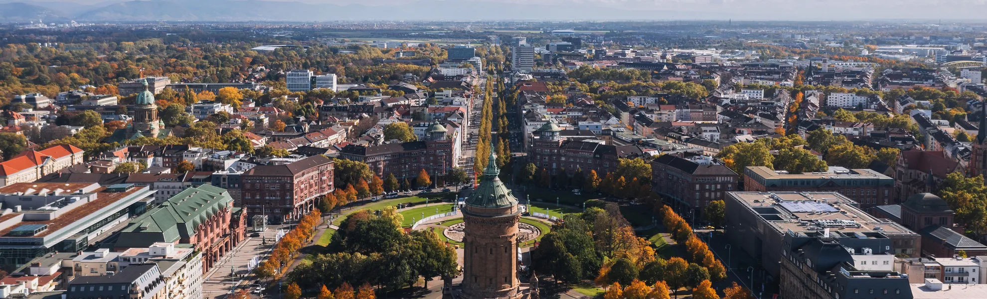 Friedrichsplatz mit dem Mannheimer Wasserturm im Vordergrund - © uslatar - stock.adobe.com